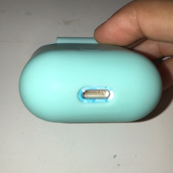 I am selling this Teal Airpods case - Picture 4 of 4